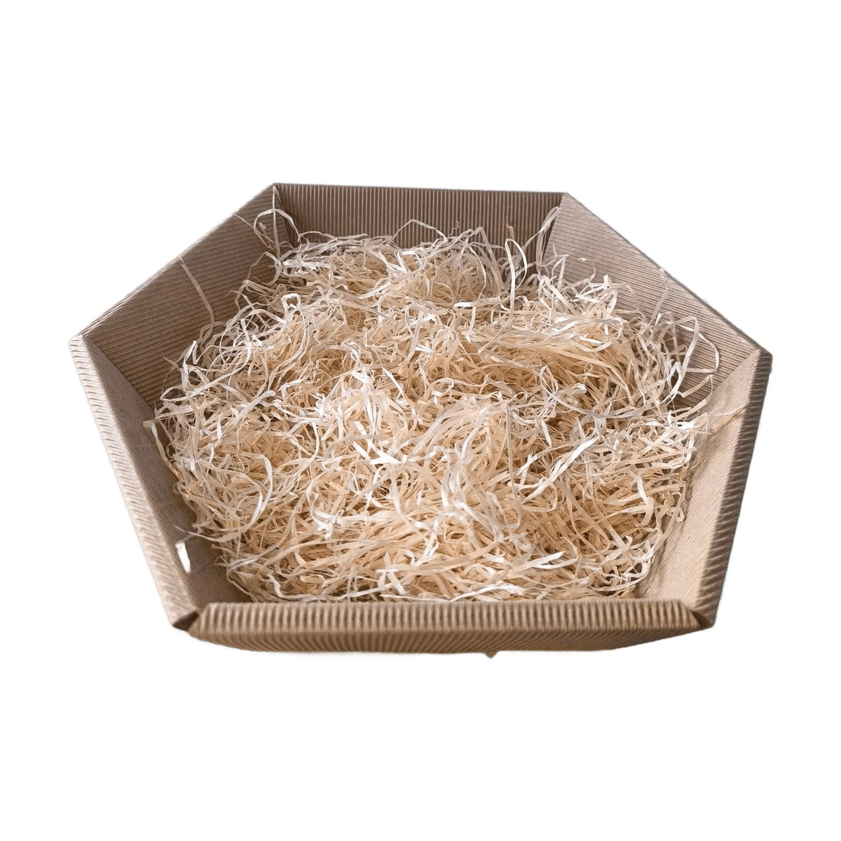 Sechseckiger Geschenkkorb aus Wellpappe, mit Holzwolle gefüllt