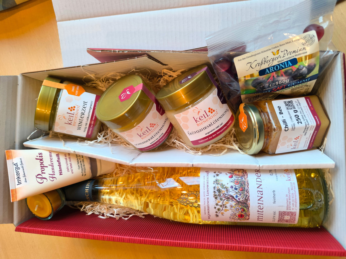 BBV Geschenkpaket 3 vom Bienenhof Keil im Geschenkkarton: Miteinander-Wein, vier Honige, Handcreme, Aronia-Saftgummi und Teelicht
