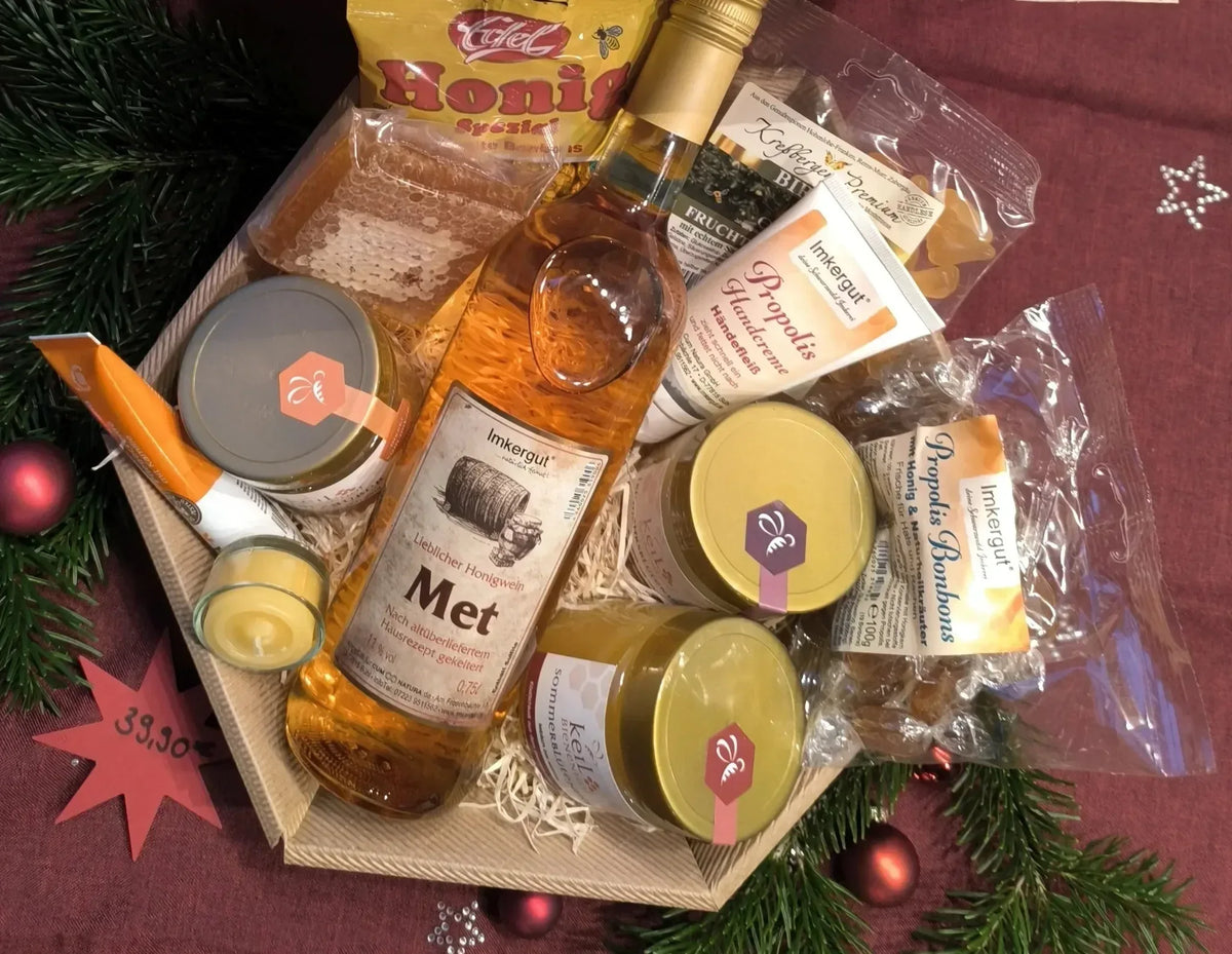 Geschenkkorb Premium mit Met, Honiggläsern, Honigwabe, Bonbons und Handcreme, weihnachtlich dekoriert