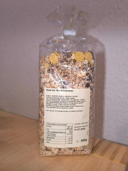Rückseite des Schoko-Knusper-Müslis mit Zutaten und Nährwerten