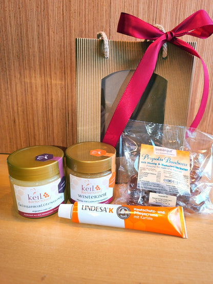 Geschenkpaket 1 vom Bienenhof Keil mit Frühjahrsblütenhonig, Winterzeit-Honig, Propolis-Bonbons, Pflegecreme und Geschenktasche mit Schleife