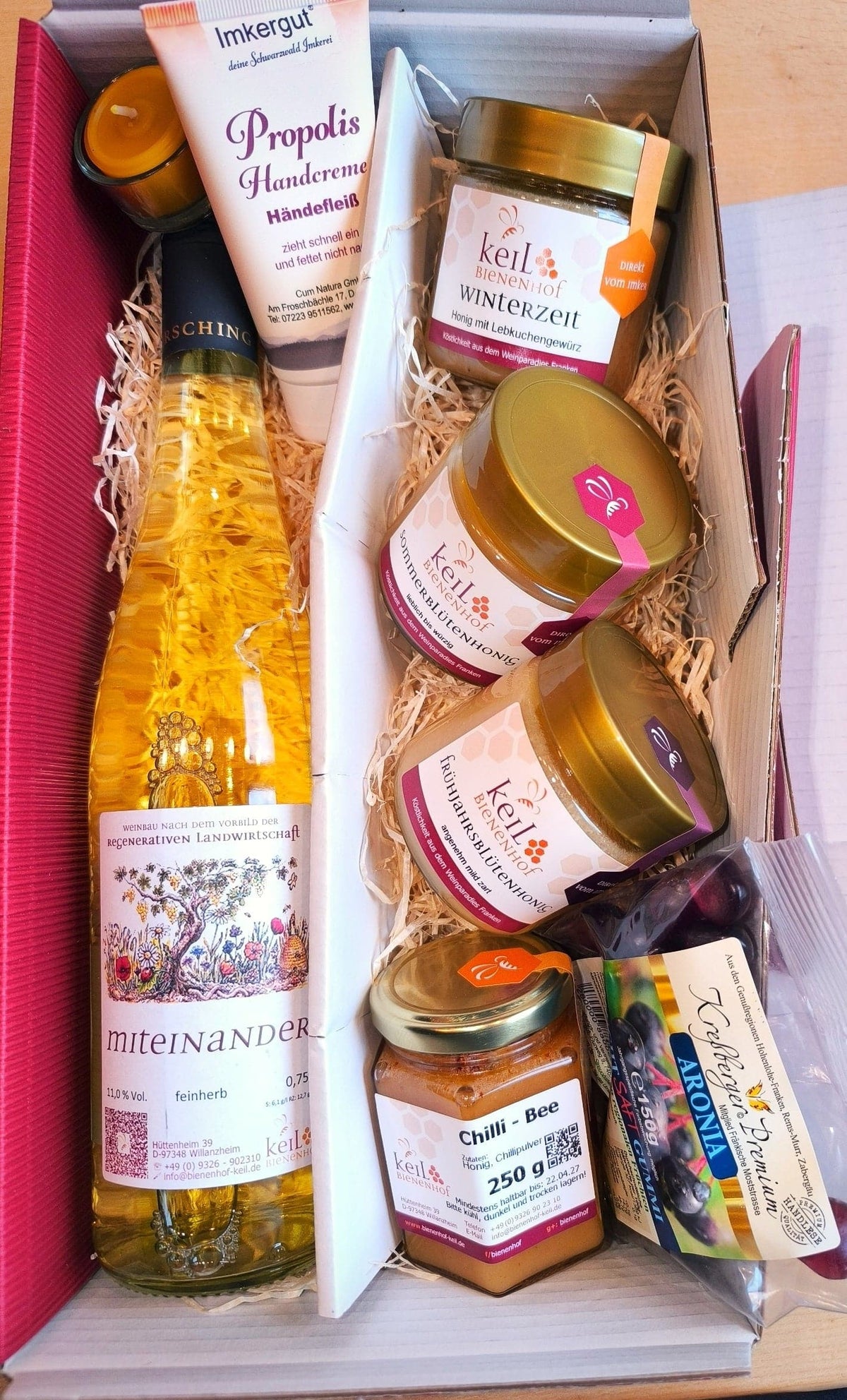 Geschenkpaket 3 vom Bienenhof Keil im Geschenkkarton mit Müller-Thurgau Miteinander, vier Honigsorten, Aronia-Saftgummi, Propolis-Handcreme und Bienenwachs-Teelicht